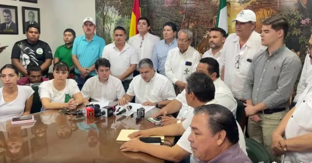 Fernando Larach, presidente del Comité Cívico pro Santa Cruz, da lectura a la resolución aprobada. Foto: Captura