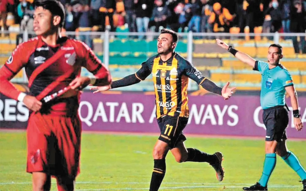 Enrique Triverio festeja uno los goles que le hizo al Paranaense en 2022. Foto: APG