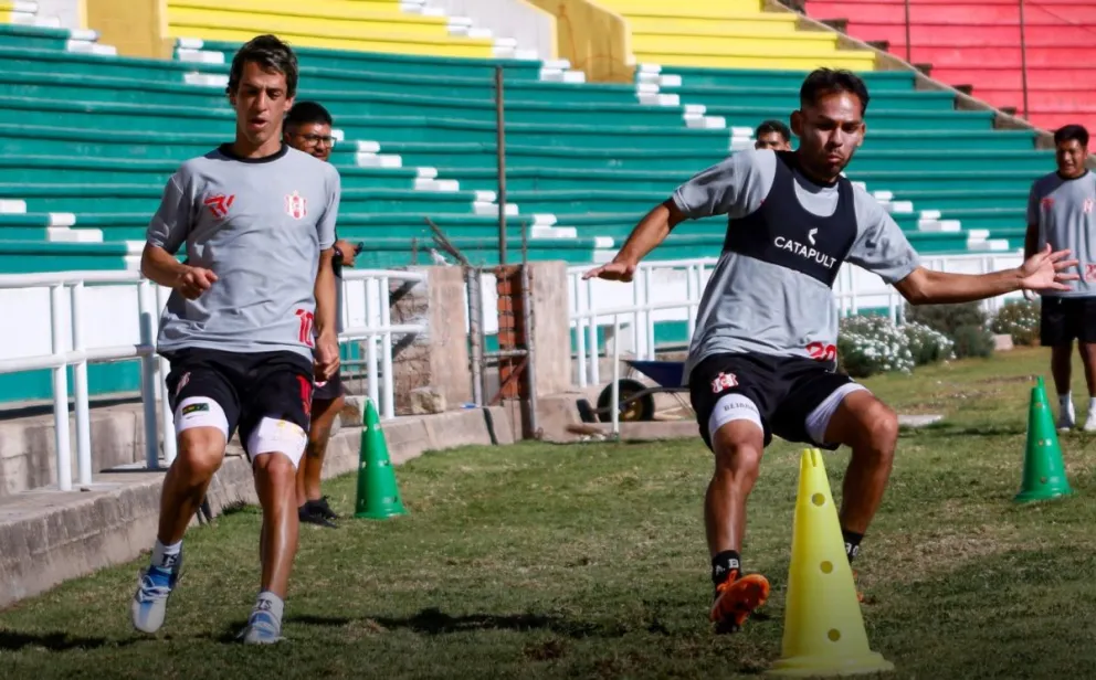 Thomaz Santos (izq.) y Alejandro Bejarano en una práctica del cuadro capitalino. Foto: club Independiente.