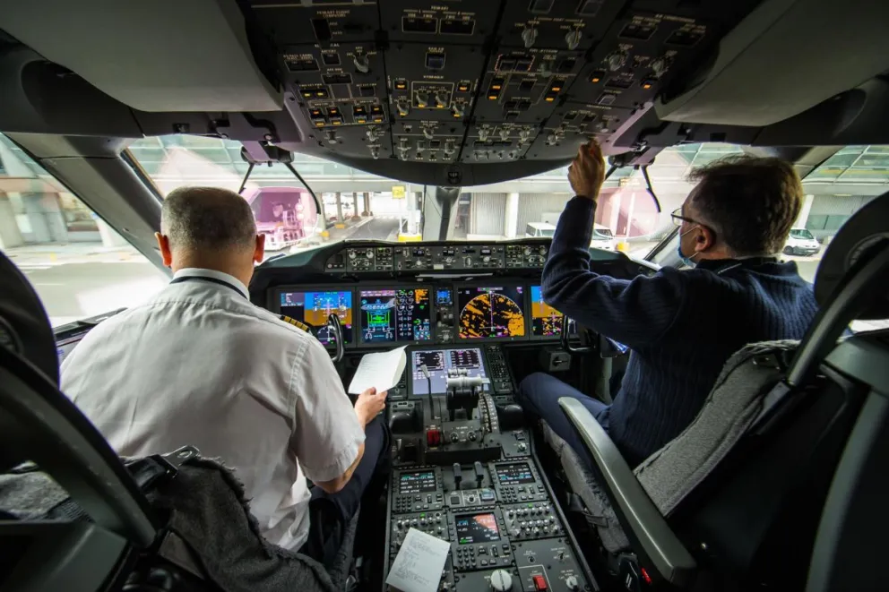 La cabina de mando de un avión Boeing 787 de la aerolínea Air France. Foto: EFE