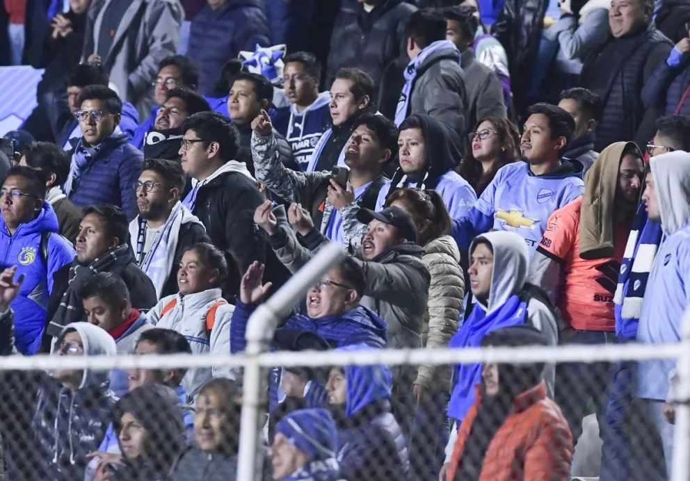 Varios hinchas celestes que asistieron al partido del lunes en Miraflores. Foto: APG