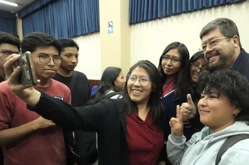 Doria Medina con estudiantes de la UMSA. Foto: @SDoriaMedina