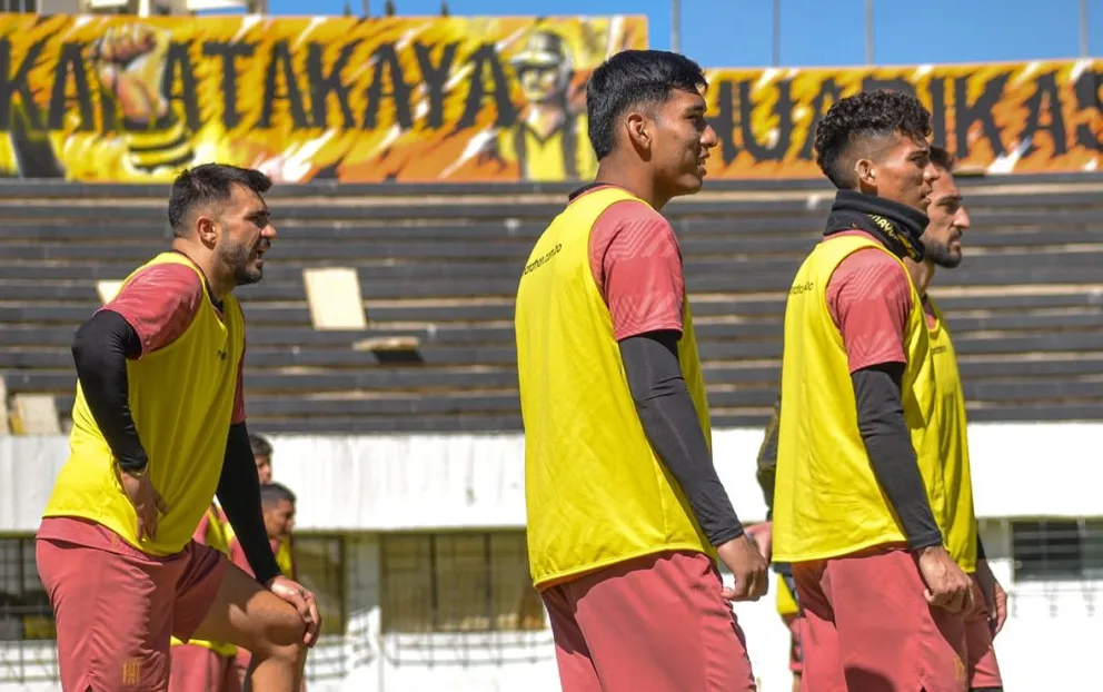 Futbolistas del Tigre en una práctica anterior en su estadio de Achumani. Foto: The Strongest. 