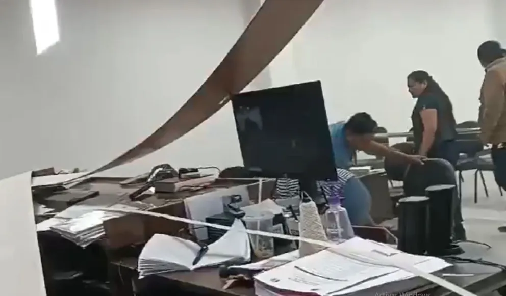 Momento en el que se desprenden objetos en el edificio. Foto: Captura de video