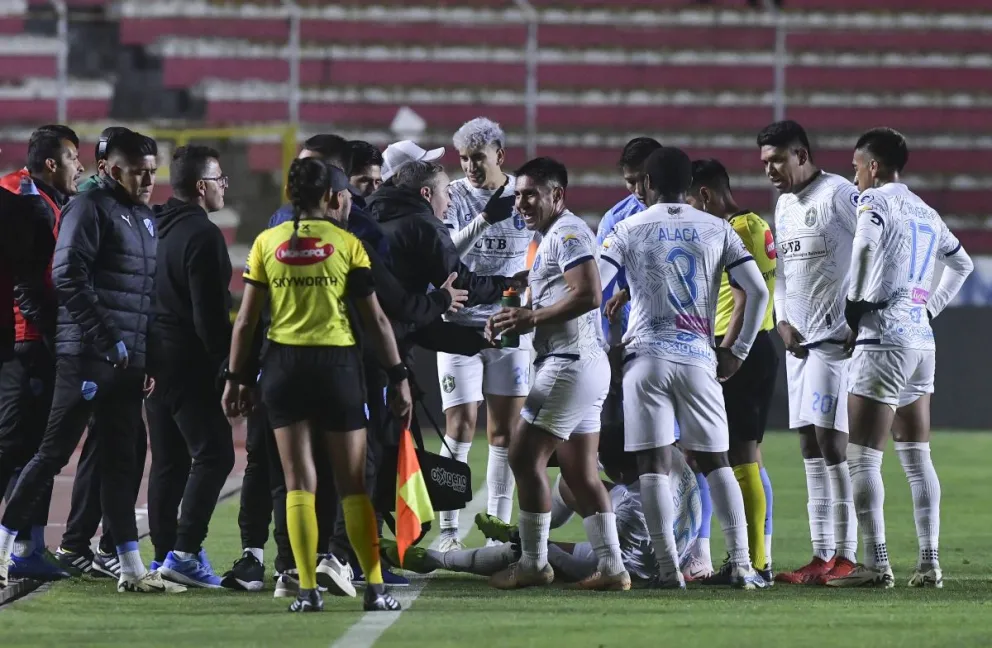 Jugadores de San Antonio hablan con el DT de Bolívar, Flavio Robatto.