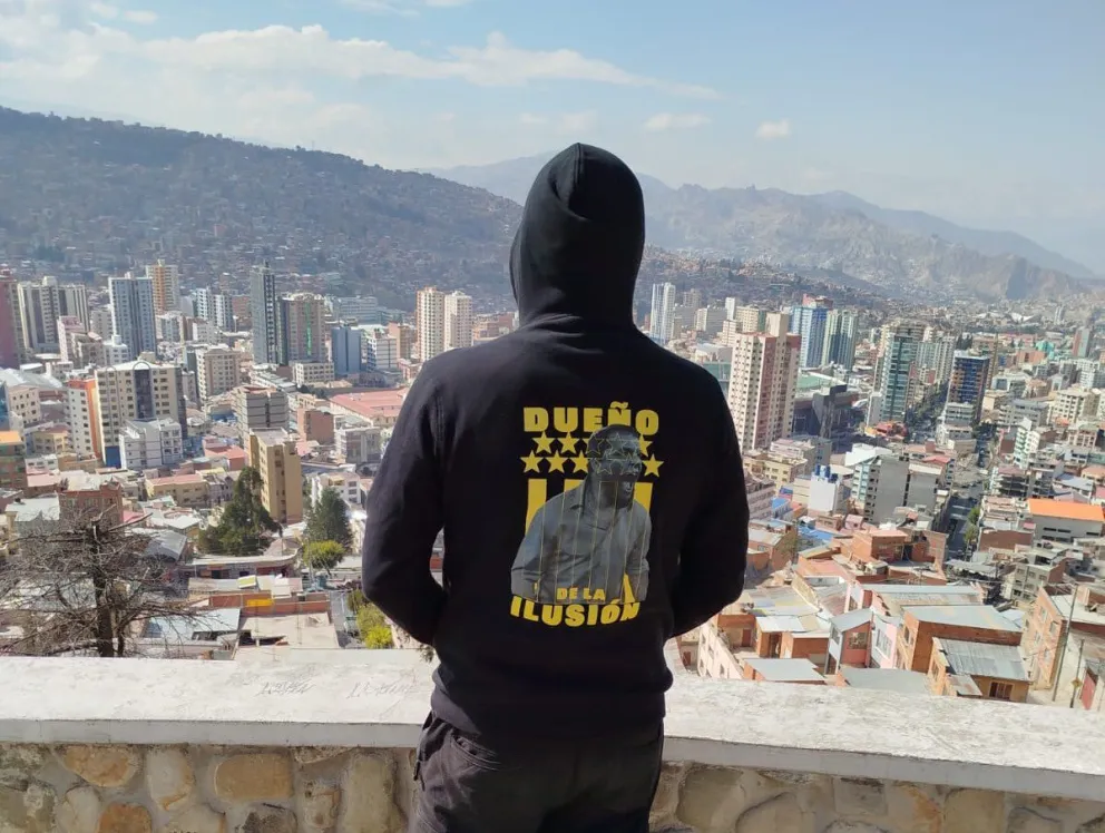 Un hincha de Peñarol observa la ciudad desde un mirador. Foto: Redes sociales