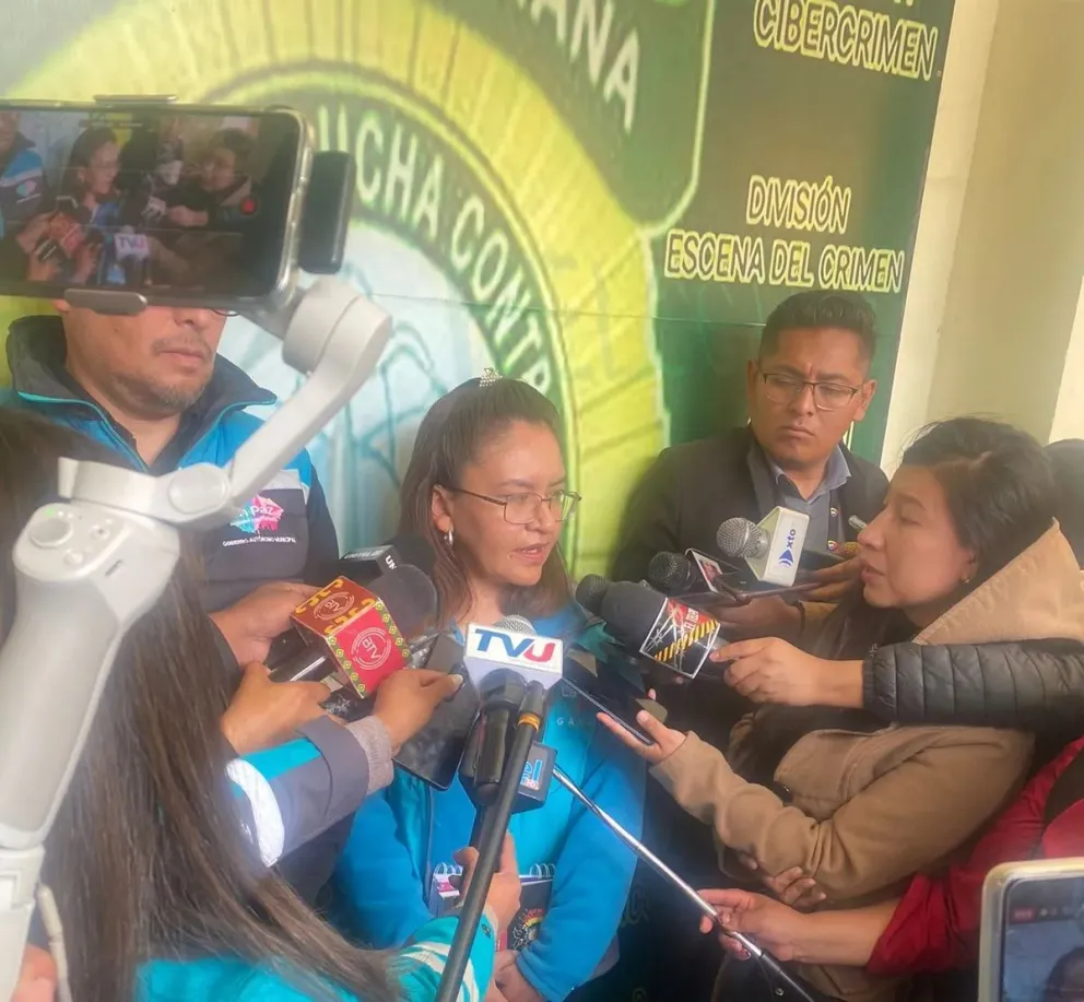 La directora Jurídica de la Alcaldía de La Paz, Amparo Morales, en rueda de prensa en la Fuerza Especial de Lucha Contra Crimen (FELCC). Foto: AMUN
