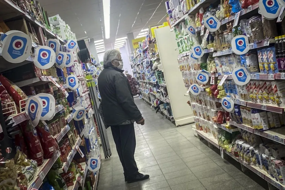Fotografía de archivo de una persona haciendo compras en Argentina. Foto: EFE