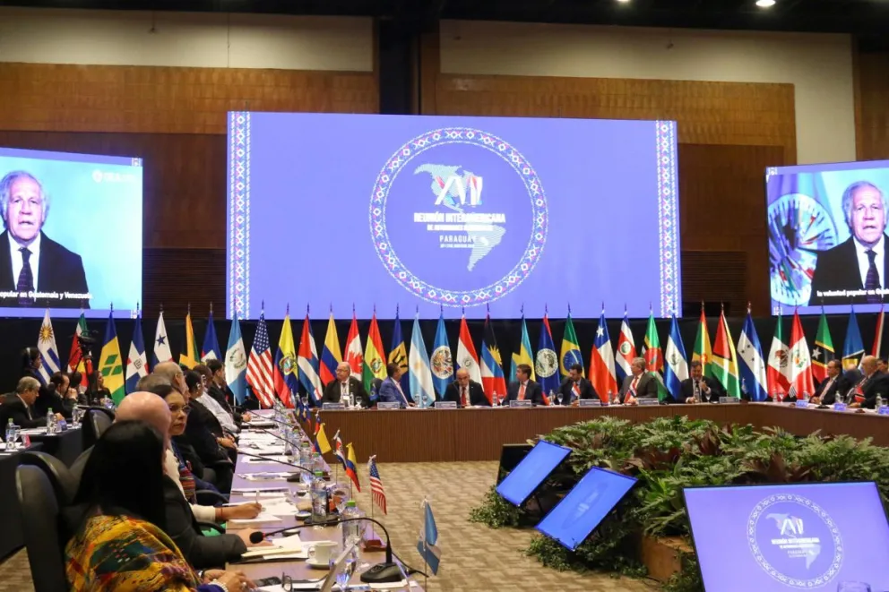 El secretario general de la OEA, Luis Almagro, envía un mensaje a través de un video durante la XVII Reunión Interamericana de Autoridades Electorales RAE este martes en Luque (Paraguay).  Foto: EFE