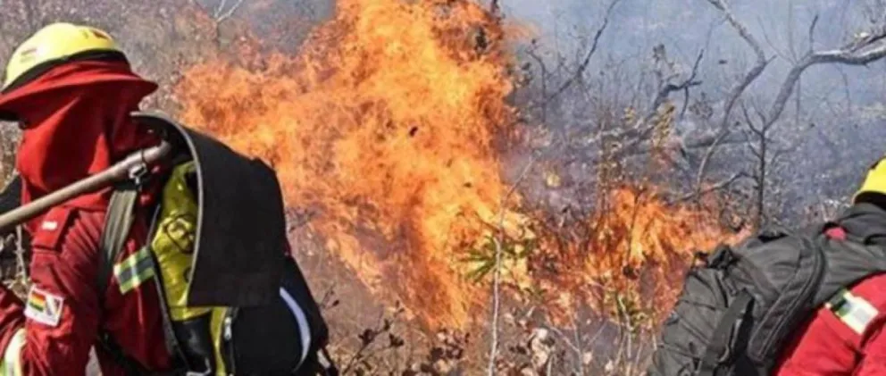 Bomberos sofocan las llamas en el municipio de San Matías. Foto: Unitel