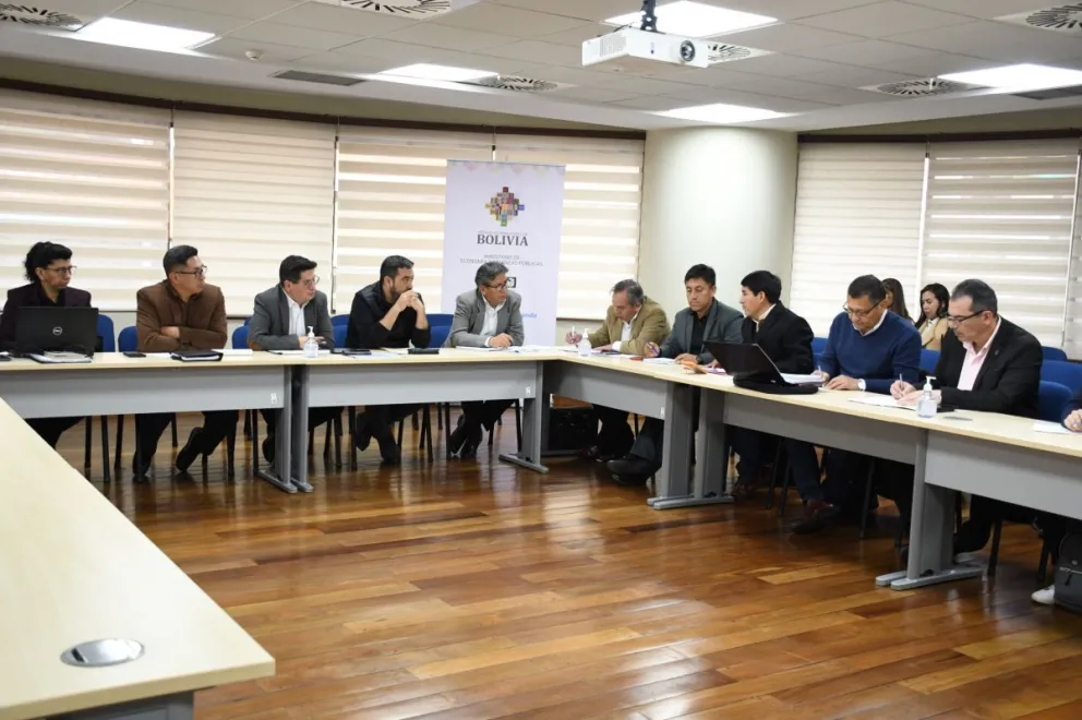 Autoridades de Gobierno y gobernadores reunidos en la ciudad de La Paz, hoy. Foto: ABI
