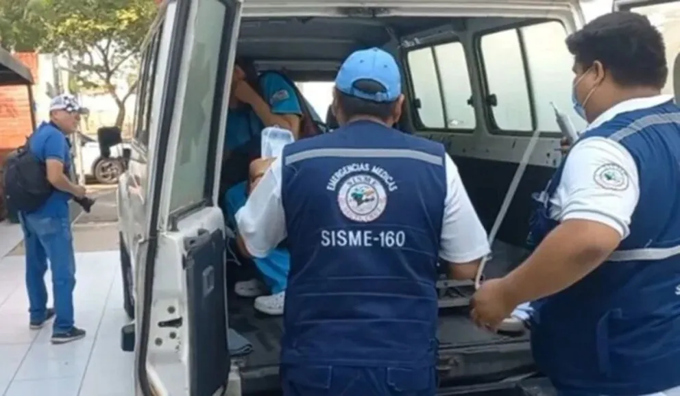 Una brigadista afectada es trasladada en una ambulancia. Foto: El Día