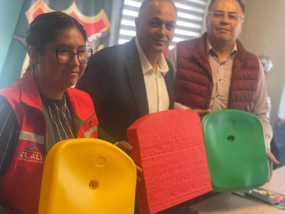 Costa (centro) con el asiento descartable y la alcaldesa Copa con un modelo del asiento definitivo. Foto: Jorge Asturizaga