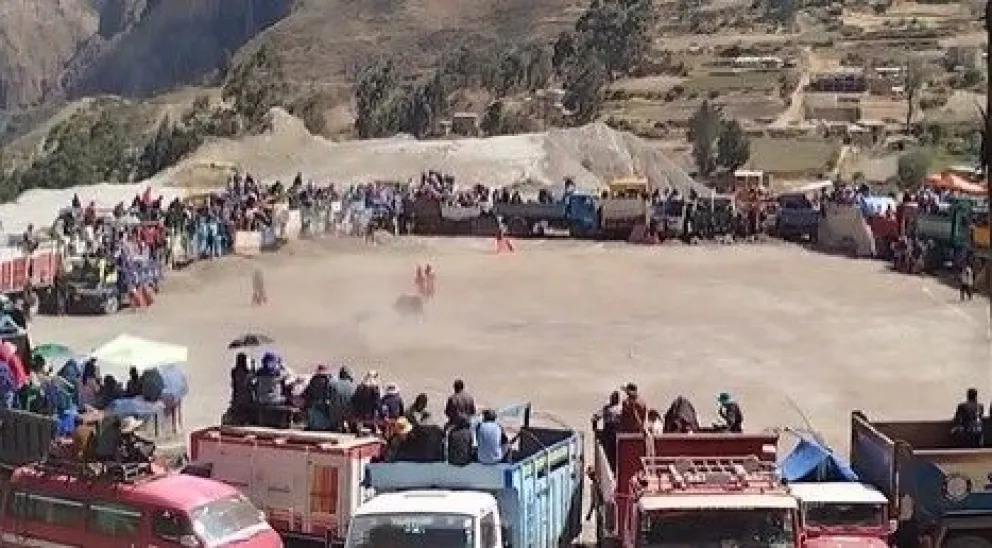 La población de Palca participa en la corrida de toros, en laque un hombre fue embestido. Foto: Dani Ávalos
