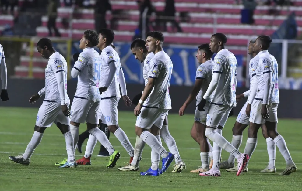 Jugadores de San Antonio se retiran de la cancha; momentos después fueron insultados. Foto: APG.
