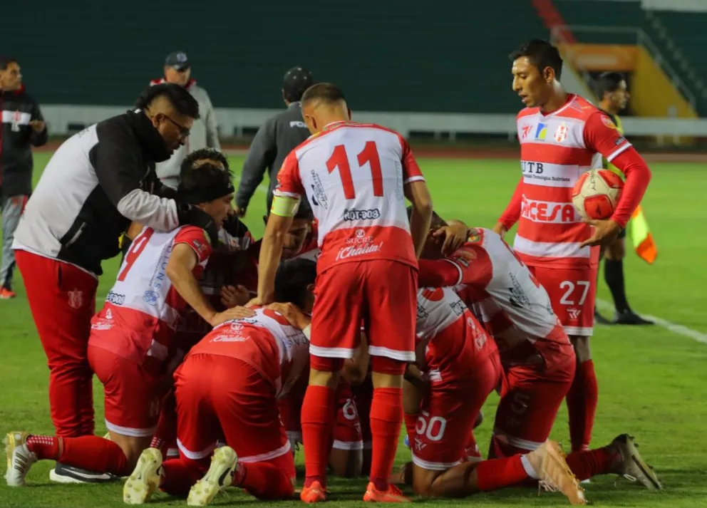 Jugadores de Independiente celebran la victoria sobre Real Santa Cruz. Foto: APG