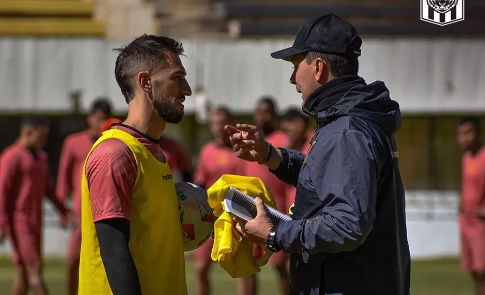 El técnico Ismael Rescalvo conversa con Luciano Ursino, uno de los referentes del plantel. Foto: club The Strongest
