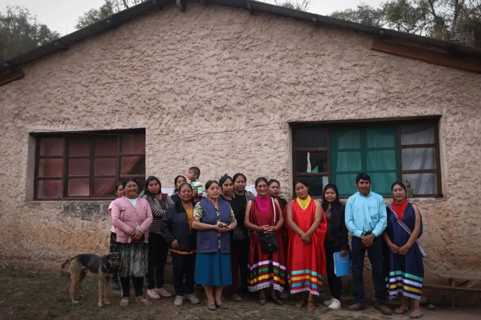 Fotografía del 12 de agosto de 2024 de personas guaraníes posando, en Totorenda (Bolivia). Foto: EFE/ Luis Gandarillas