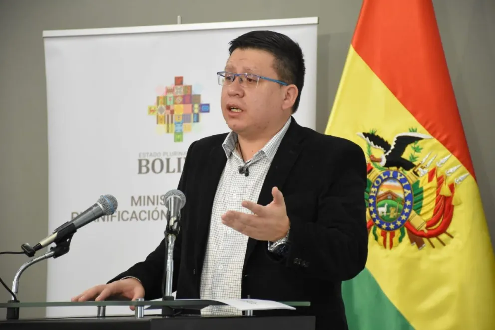 El ministro de Planificación del Desarrollo, Sergio Cusicanqui, se dirige a la prensa. Foto; APG