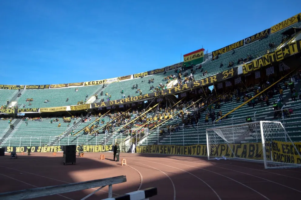 Poca gente en la curva sur, donde se ubica la barra brava de los aurinegros. Foto: Alejandro Apaza