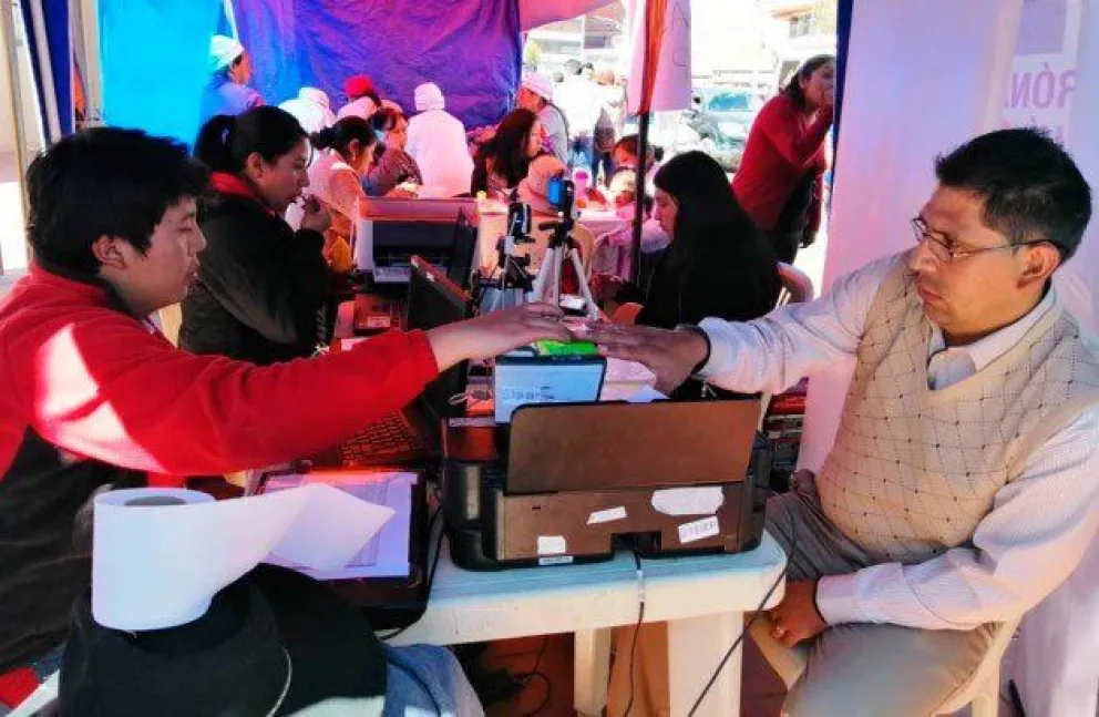 Una persona realiza su registro biométrico. Foto: TSE