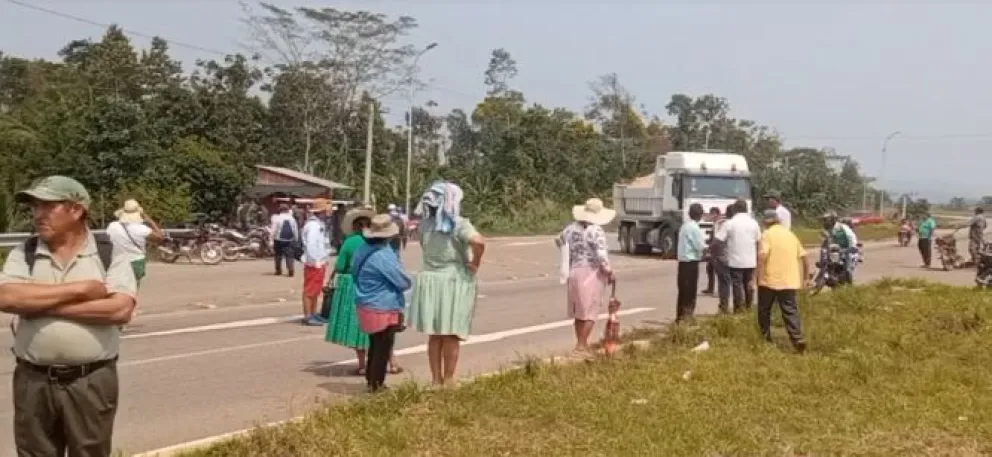 Pobladores de Yapacaní bloquean la vía en demanda de la licitación de la carretera Faja Norte. Foto: Radio Omega.