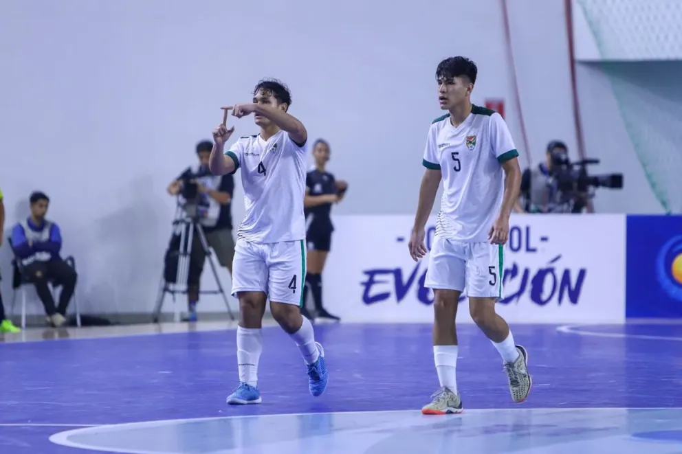 Jugadores de la selección celebran por su gol anotado. Foto: Futsal APF.