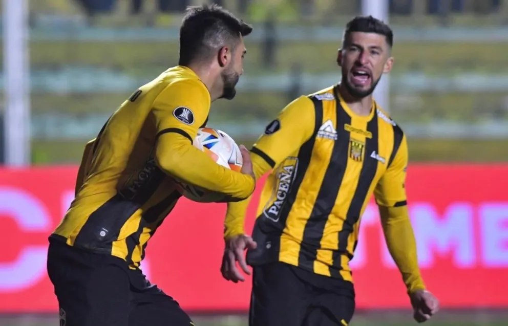 Enrique Triverio (izq.) apura la reanudación del juego después de anotar su gol de penal. Con él Joel Amoroso. Foto: APG