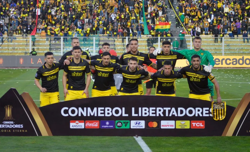 Formación inicial de Peñarol para jugar ante The Strongest. Foto: Alejandro Apaza