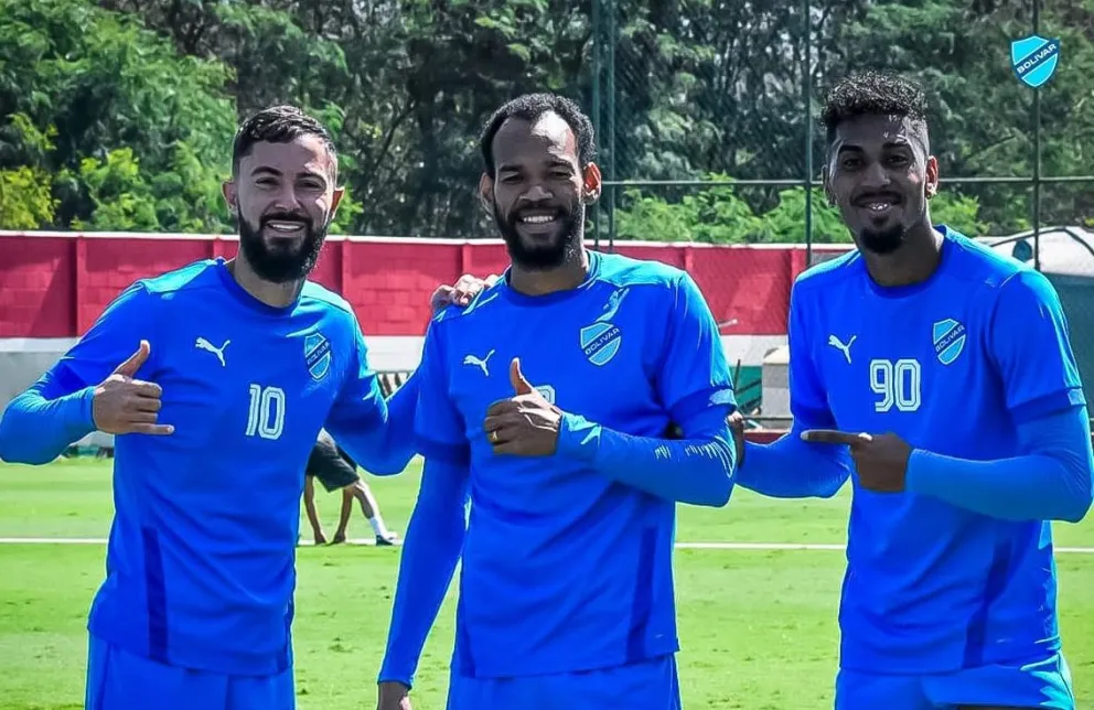 Sávio (izq.), De Jesús y Gomes, el trío brasileño que será titular. Foto: Club Bolívar.