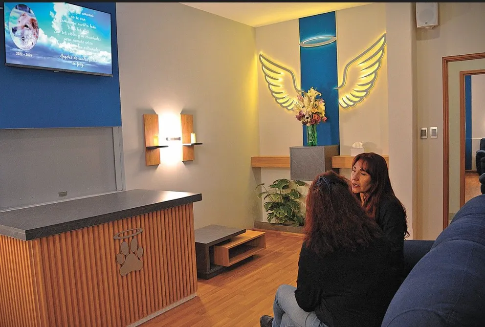 Dos dolientes en una de las salas destinadas al velorio de Angelitos de Dios. Foto: Leny Chuquimia / Visión 360