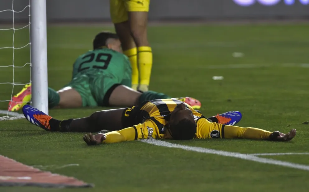 Ayarza queda tendido en el piso luego de fallar una clara opción de gol. Foto: APG