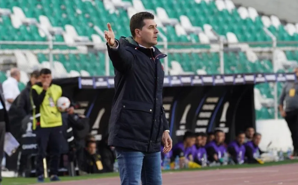 Rescalvo da instrucciones a sus jugadores en el partido con Peñarol. Foto: APG