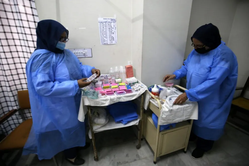 Personal de un hospital en una sala de aislamiento para pacientes con Mpox. Foto: EFE