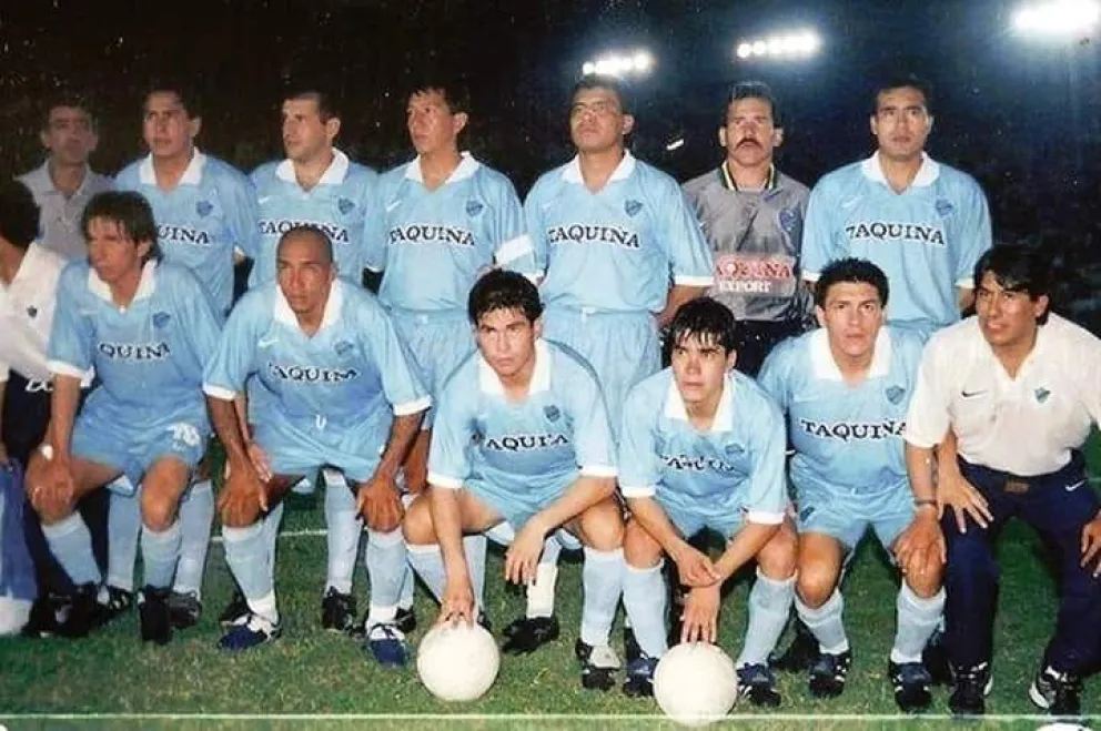 El equipo de 1998 que eliminó en octavos de final al cuadro de Bucaramanga. Foto: Colección Julio Mamani