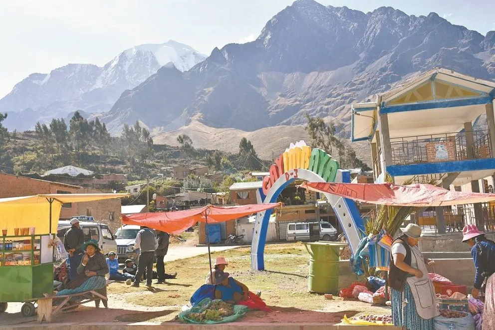 La plaza de Cayimbaya y, en el fondo, el imponente Illimani. Foto: Mirna Echave Mallea