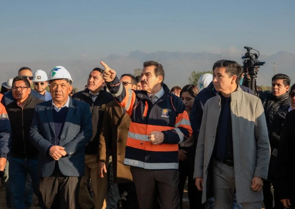 El alcalde de Cochabamba mientras revista las obras de la nueva terminal de buses. Foto: @ManfredBolivia