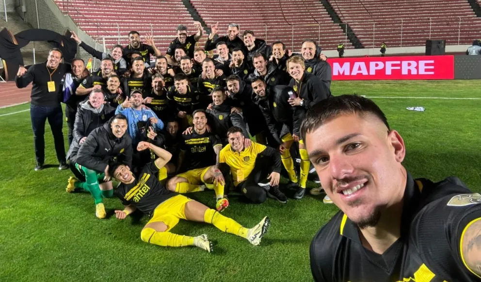 El presidente Ignacio Ruglio, a la izquierda de negro, jugadores y cuerpo técnico de Peñarol en el Hernando Siles. Foto: Peñarol