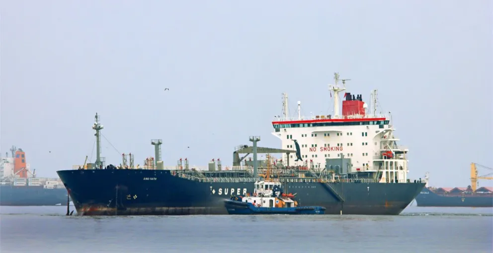 Un buque con combustible importado por YPFB. Ahora el sector privado puede también comprar del exterior en forma directa. Foto; YPFB