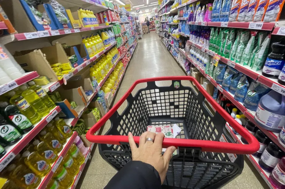 Una persona realiza compras en un supermercado en Buenos Aires (Argentina). Foto: EFE