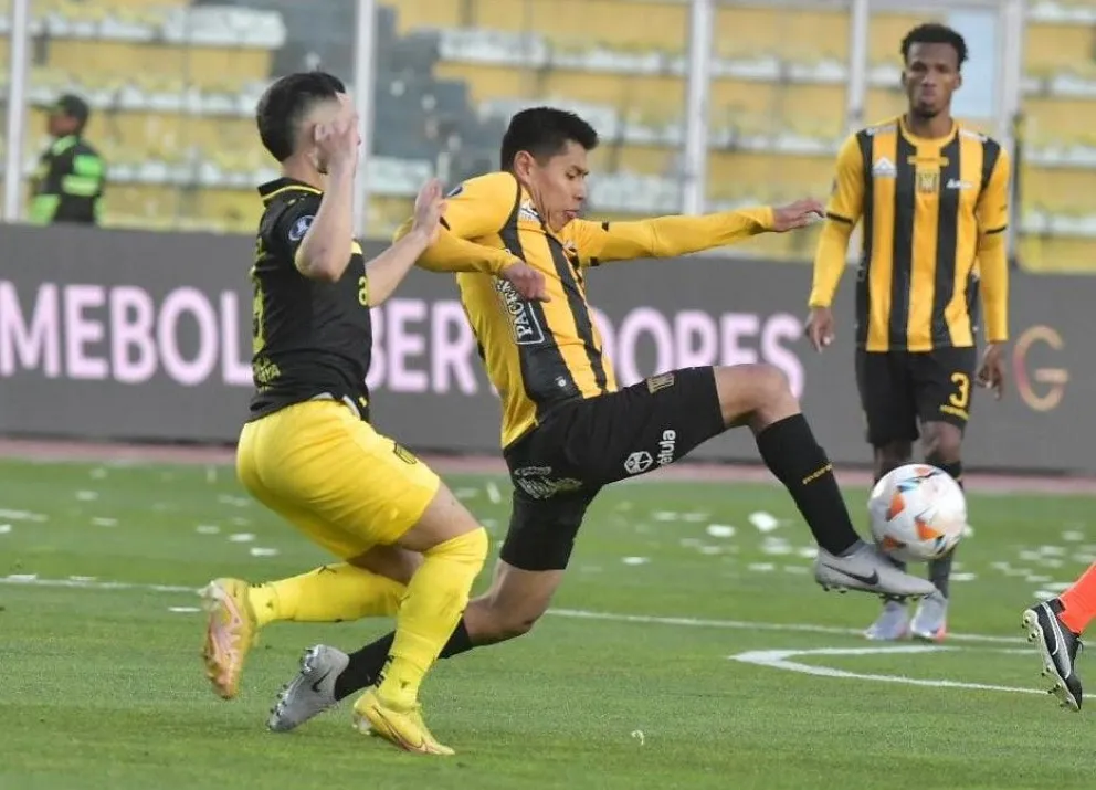 Diego Wayar se anticipa a un jugador de Peñarol en el partido del miércoles en el Siles. Foto: APG