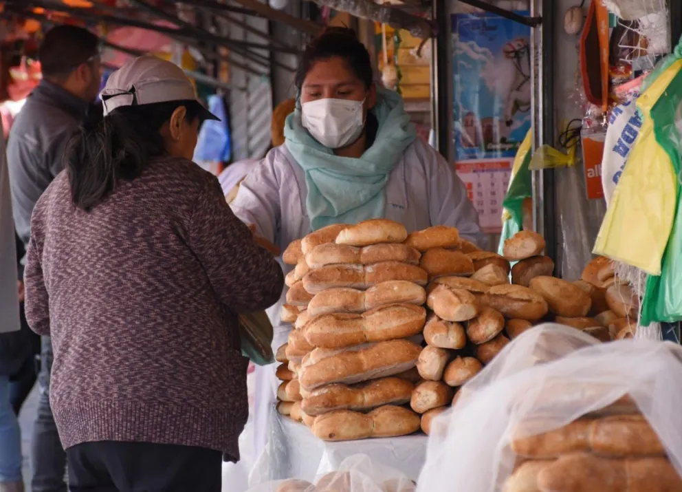Una vendedora de pan en un mercado de La Paz Foto: APG
