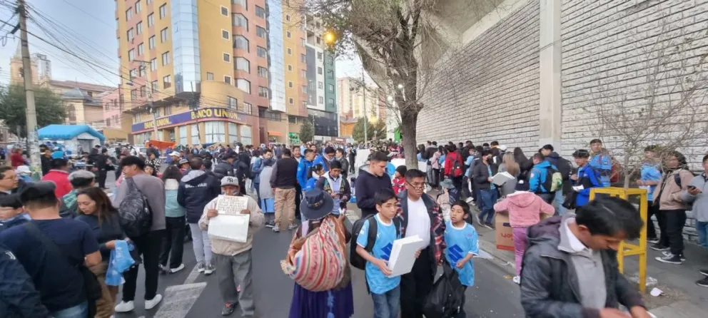 Cientos de aficionados celestes esperaron para ingresar al Siles. Foto: Marcelo Avendaño.