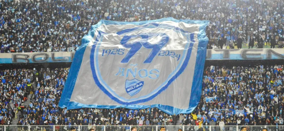 La bandera gigante de apoyo al plantel desplegada en la recta de general antes del inicio del partido. Foto: Alejandro Apaza.