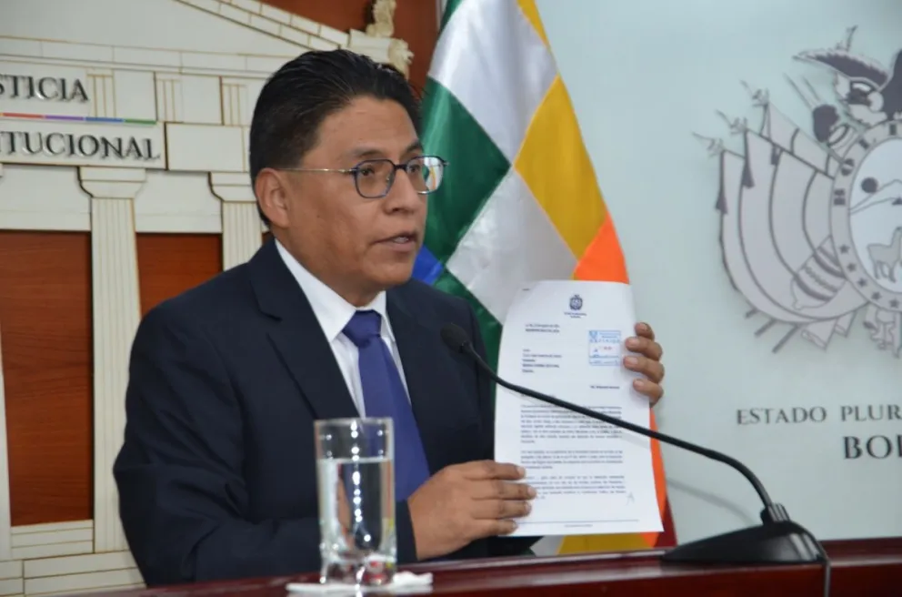 El ministro de Justicia Iván Lima, en contacto con la prensa. Foto: ABI