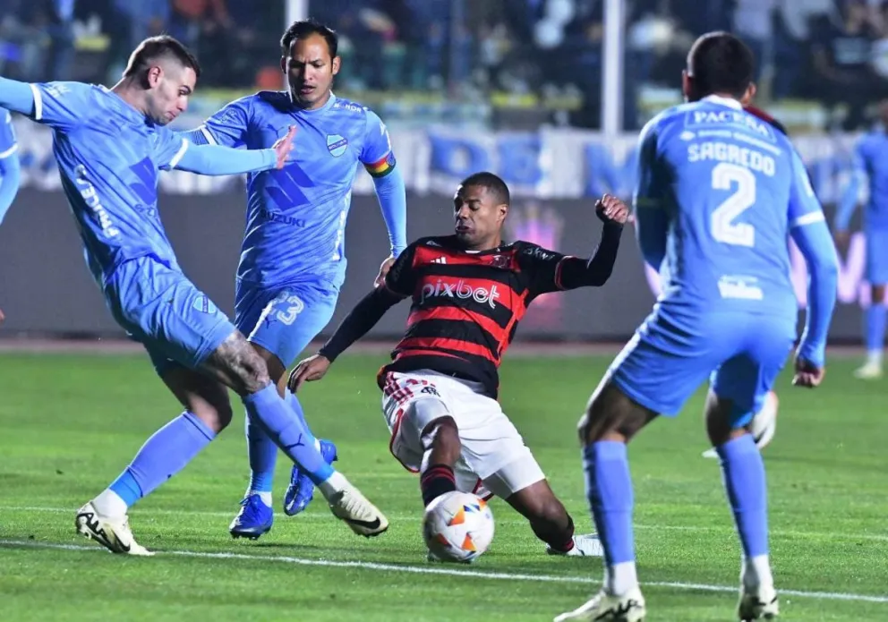 Nicolás de la Cruz intenta pasar la marca de tres jugadores de la Academia. Foto: APG