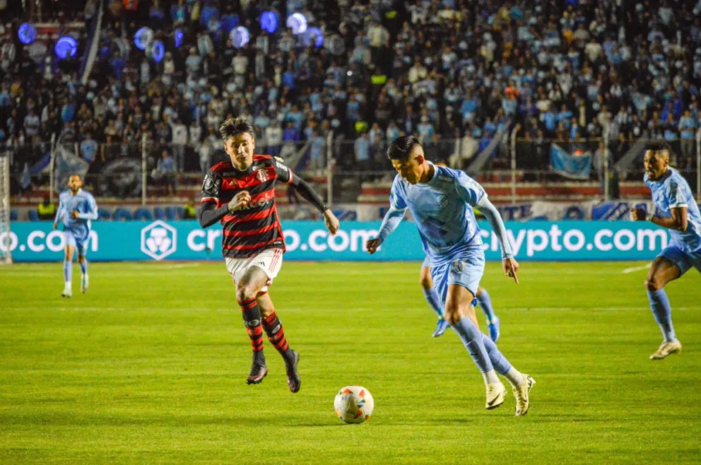 Ramiro Vaca (der.) se apresta para patear la pelota en el partido jugado en el Siles. Foto: Alejandro Apaza.