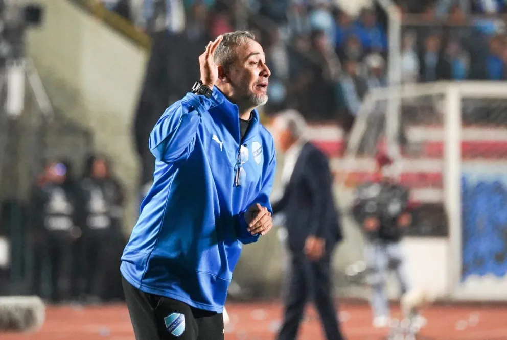 Robatto da instrucciones durante el partido con Flamengo en el Siles. Foto: APG.