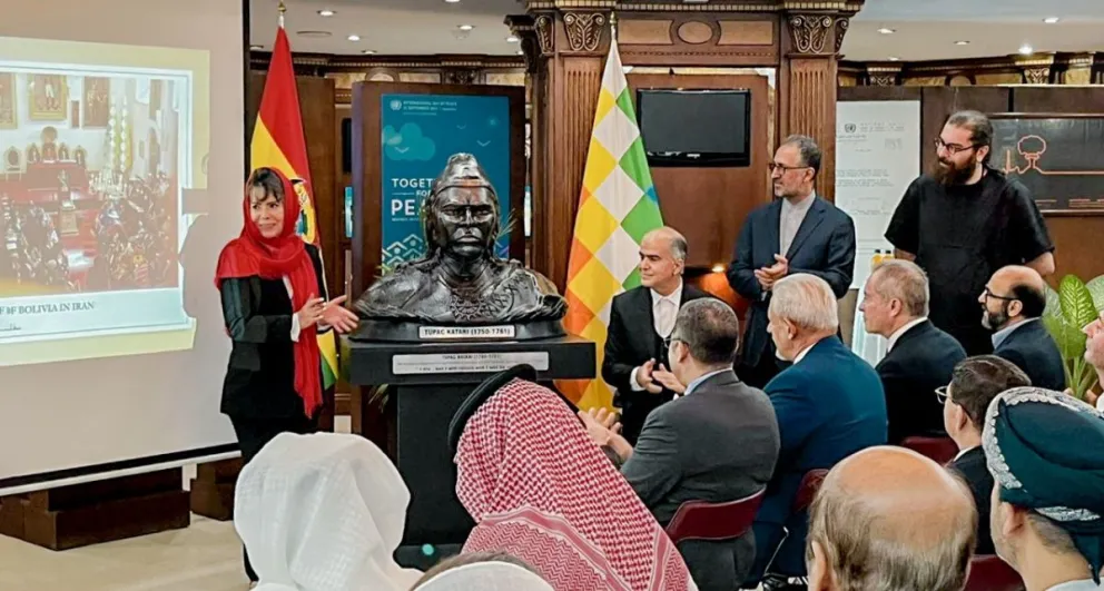 La embajadora de Bolivia en Irán con el busto de Katari. Fotos: Cancillería