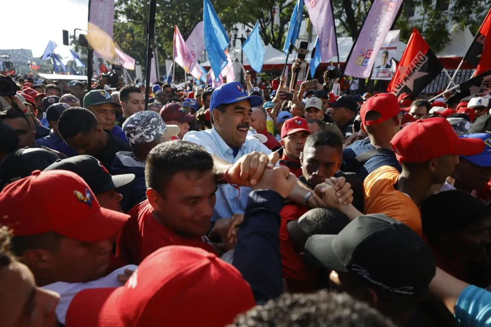 Nicolás Maduro con algunos de sus partidarios. Foto: EFE